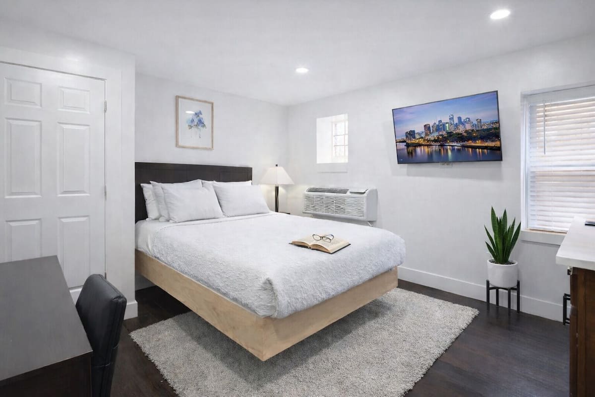 The Franklin 4 - 205 | Premium bedding, memory foam beds, desk, laptop workspace