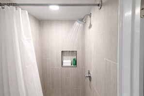 Een douche, een haardroger, handdoeken, zeep