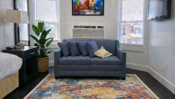 奢华开间套房, 1 张特大床, 无烟房, 私人浴室 | 高档床上用品、记忆海绵床垫、特色装修、特色家居