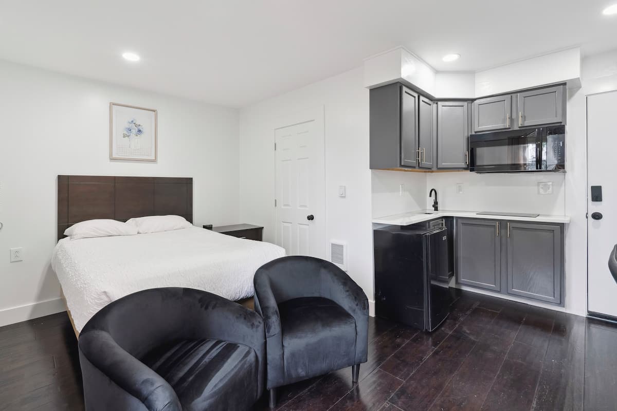 Deluxe Studio Suite, 1 Double Bed, Non Smoking, Private Bathroom | Premium bedding, memory foam beds, individually decorated