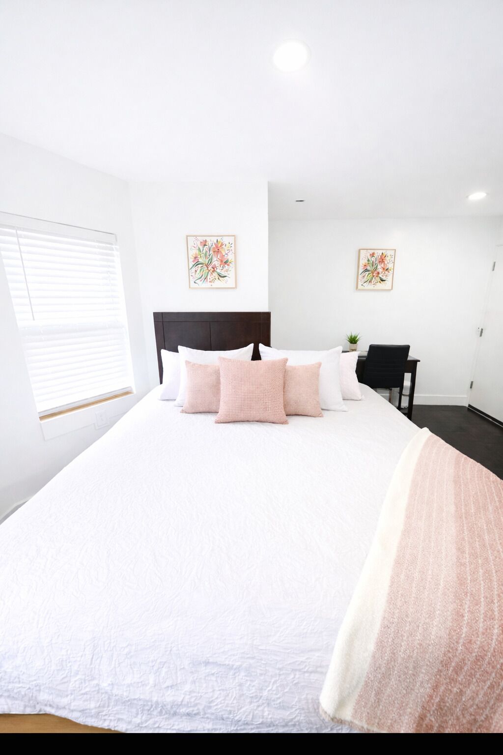 Deluxe Studio Suite, 1 King Bed, Non Smoking, Private Bathroom