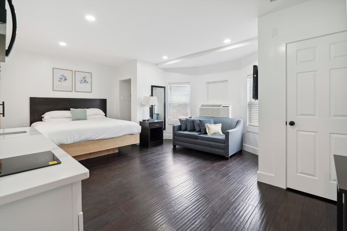 Luxury Studio Suite, 1 King Bed, Non Smoking, Private Bathroom | Premium bedding, memory foam beds, individually decorated