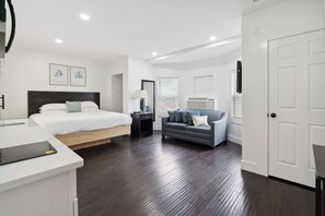 Luxury-Studiosuite, 1 King-Bett, Nichtraucher, eigenes Bad | Hochwertige Bettwaren, Betten mit Memory-Foam-Matratzen