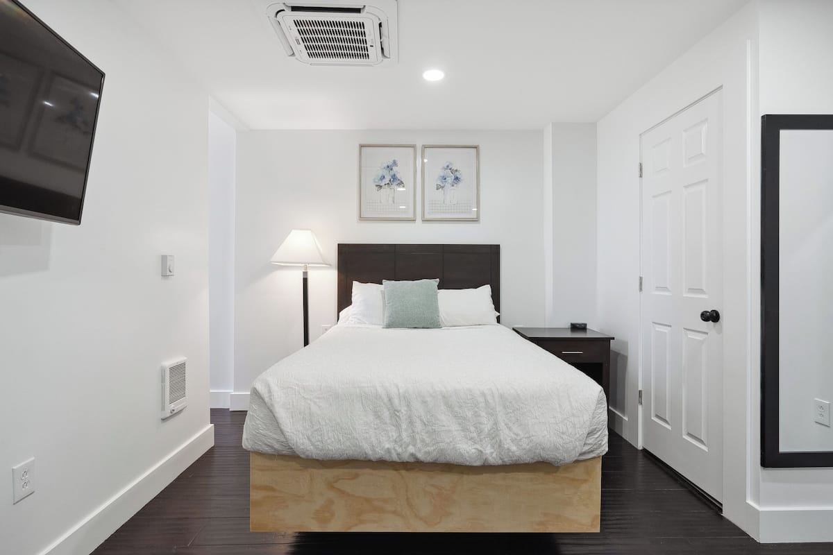 Deluxe Studio Suite, 1 Double Bed, Non Smoking, Private Bathroom | Premium bedding, memory foam beds, individually decorated