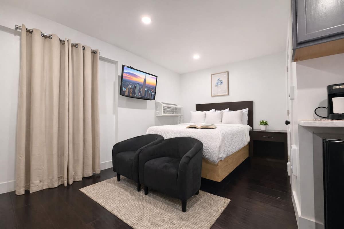 The Franklin 5 - 205 | Premium bedding, memory foam beds, desk, laptop workspace