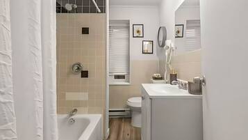 BellView - 211 | Bathroom | Shower, hair dryer, towels, soap