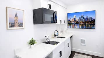 华丽开间套房, 1 张特大床, 无烟房, 私人浴室 | 私人简易厨房 | 迷你冰箱、微波炉、炉灶、茶具/咖啡用具