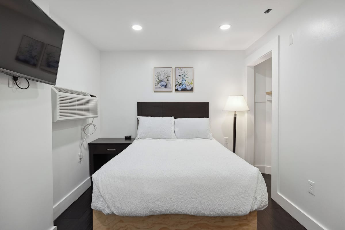Deluxe Studio Suite, 1 Double Bed, Non Smoking, Private Bathroom | Premium bedding, memory foam beds, individually decorated
