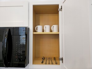 Frigobar, micro-ondas, cooktop, cafeteira/chaleira