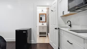 Suite estudio superior, 1 cama King size, para no fumadores, baño privado | Ropa de cama de alta calidad y camas con efecto memoria