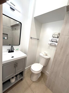 Design-Studiosuite, 1 Doppelbett, Nichtraucher, eigenes Bad | Badezimmer | Dusche, Haartrockner, Handtücher, Seife