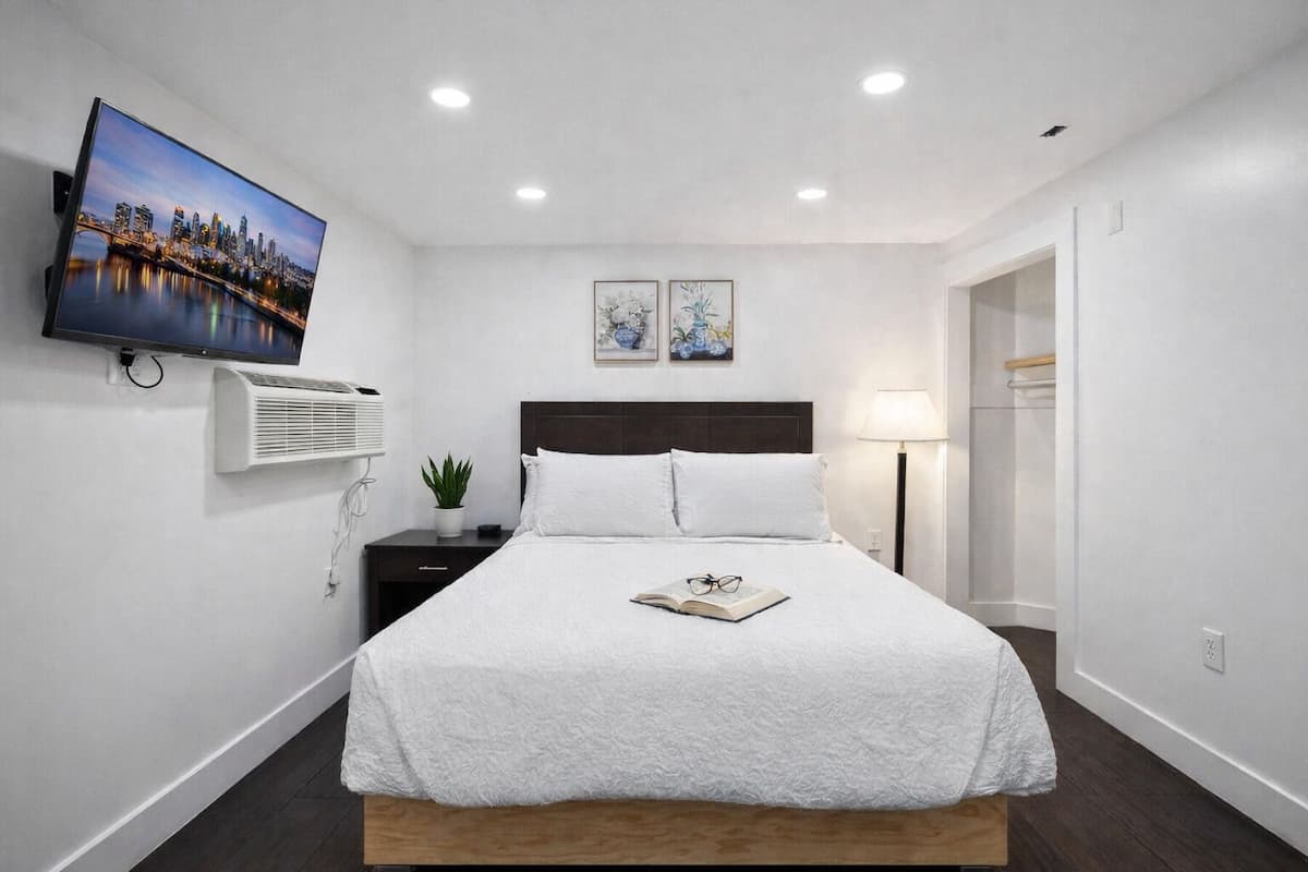 The Franklin 3 - 205 | Premium bedding, memory foam beds, desk, laptop workspace