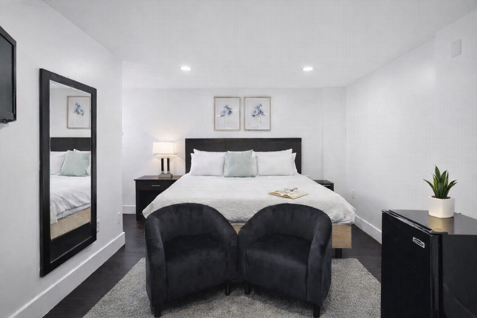 Elite Studio, 1 King Bed, Non Smoking, Private Bathroom | Premium bedding, memory foam beds, individually decorated