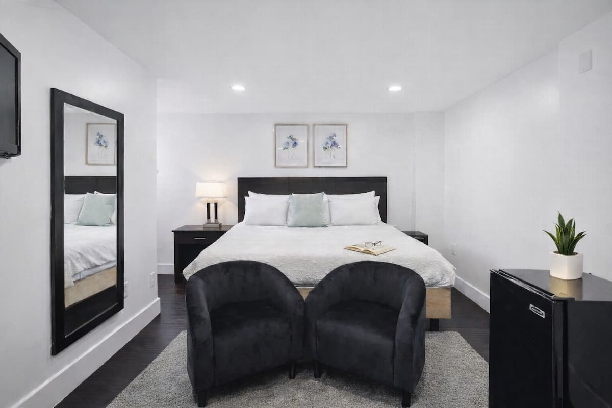 Elite Studio, 1 King Bed, Non Smoking, Private Bathroom | Premium bedding, memory foam beds, individually decorated