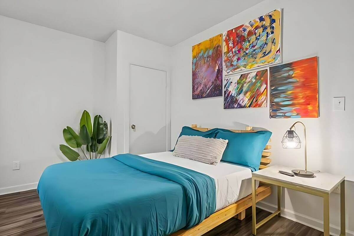 Parkway - 211 | Premium bedding, memory foam beds, desk, laptop workspace