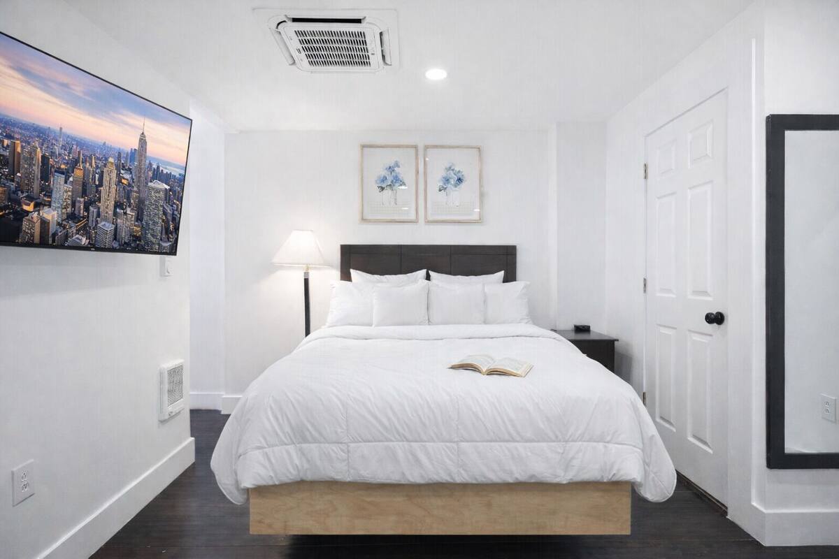 The Franklin 2 - 205 | Premium bedding, memory foam beds, desk, laptop workspace