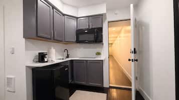 Deluxe Studio Suite, 1 Double Bed, Non Smoking, Private Bathroom | Private kitchenette | Mini-fridge, microwave, stovetop, coffee/tea maker