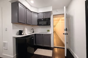 Deluxe Studio Suite, 1 Double Bed, Non Smoking, Private Bathroom | Private kitchenette | Mini-fridge, microwave, stovetop, coffee/tea maker - West Philadelphia Modern Hotel & Suites (Philadelphia)