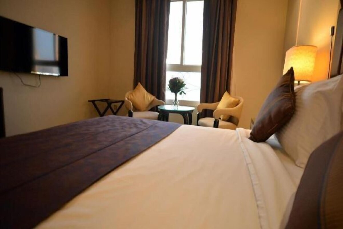 Minibar, safe på rommet, skrivebord og lydisolert