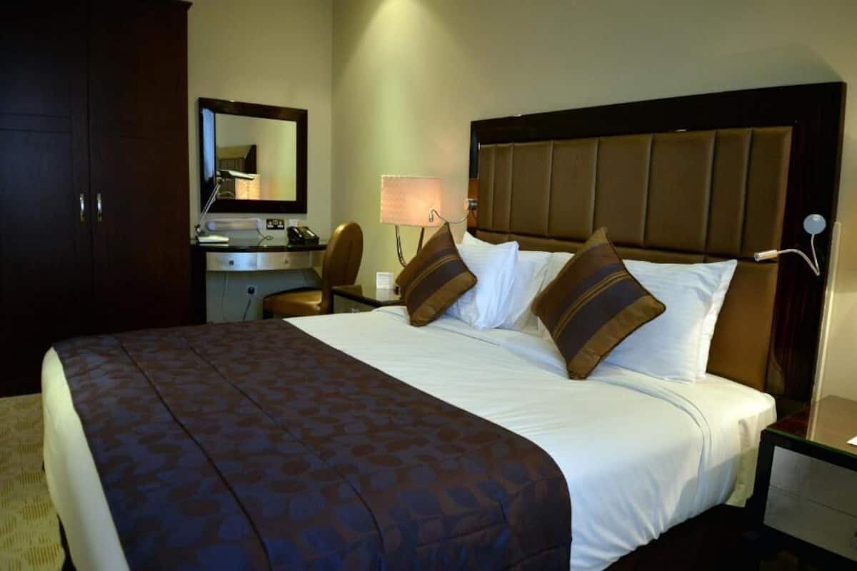 Deluxe kamer, 1 kingsize bed | 1 slaapkamer, een minibar, een kluis op de kamer, een bureau