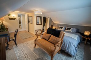 6 bedrooms, desk, iron/ironing board, free WiFi