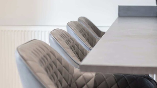 A modern dining area with a table and four chairs. - Single ensuite room nr Falkirk with self-check-in (Grangemouth)