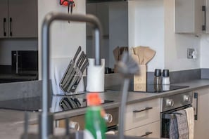 Fridge, microwave, oven, stovetop - Single ensuite room nr Falkirk with self-check-in (Grangemouth)