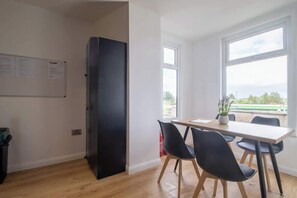 Dining - Single ensuite room nr Falkirk with self-check-in (Grangemouth)
