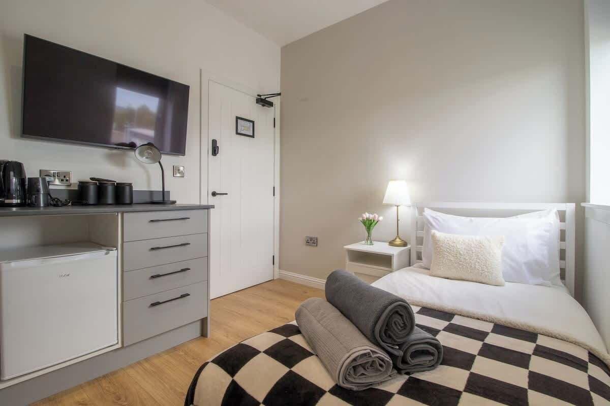 Iron/ironing board, free WiFi, bed sheets