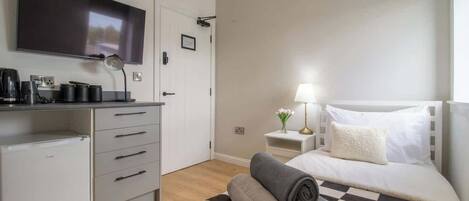 Tabla de planchar con plancha, wifi gratis y ropa de cama