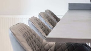 A modern dining area with a table and four chairs. - Double Ensuite Room + Shared Kitchen + Fast Wi-Fi (Grangemouth)