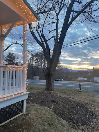 Property grounds. Artist's Retreat! 1-bedroom apartment with WiFi, AC in quaint Greenville