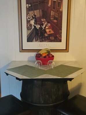 Interior - Artist's Retreat! 1-bedroom apartment with WiFi, AC in quaint Greenville (Greenville)