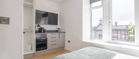 1 habitación, tabla de planchar con plancha, wifi gratis y ropa de cama