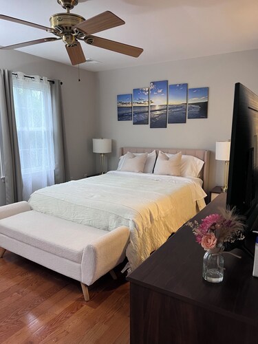 3-bedroom townhome in fantastic Springfield with Wi-Fi & fully equipped kitchen.