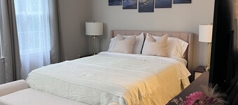 3-bedroom townhome in fantastic Springfield with Wi-Fi & fully equipped kitchen.