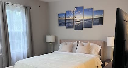 3-bedroom townhome in fantastic Springfield with Wi-Fi & fully equipped kitchen.