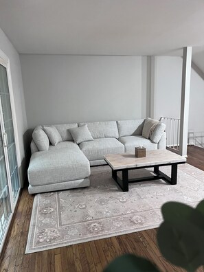 TV connectée, cheminée, écrans d'ordinateur