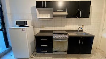 Lägenhet Basic (Planta Baja) | Eget kök | Kylskåp, mikrovågsugn, spishäll och grytor/köksredskap