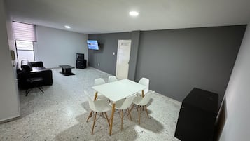 Apartamento superior (Planta Baja) | Sala de jantar