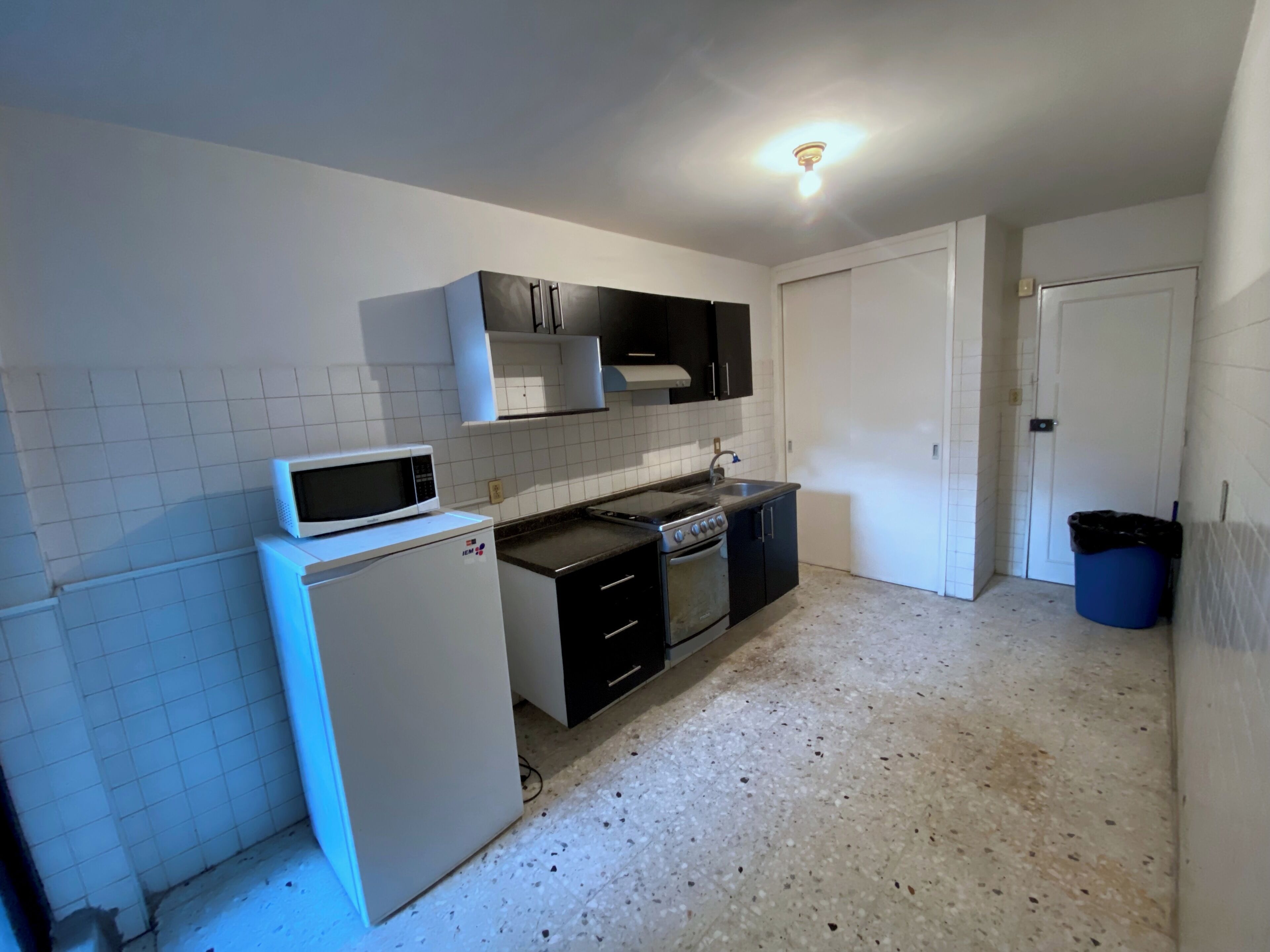 Departamento básico (Planta Baja) | Cocina privada | Refrigerador, microondas, parrilla de estufa y utensilios de cocina 