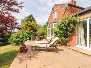 Outdoor dining - The Old Coach House (Preston)
