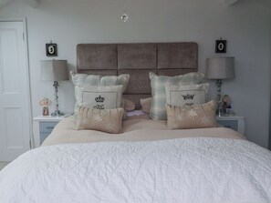 5 bedrooms, individually decorated, individually furnished, free WiFi - The Old Coach House (Preston)