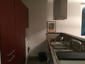 Ugn, spishäll och diskmaskin