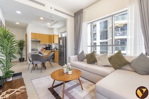 Appartement Luxe, balcon, vue canal | Coin séjour | TV connectée de 65 pouces avec chaînes par câble