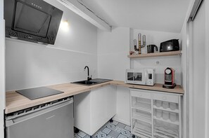 Réfrigérateur, micro-ondes, cafetière/bouilloire