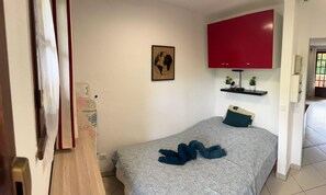Tabla de planchar con plancha, wifi, ropa de cama