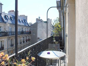 Outdoor dining - Family duplex - with balcony (Paris)