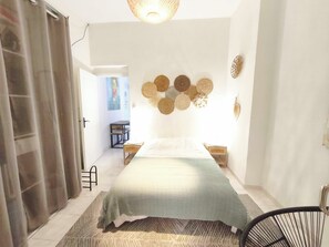 1 quarto, ferros/tábuas de passar roupa, roupa de cama