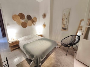 1 chambre, fer et planche à repasser, draps fournis